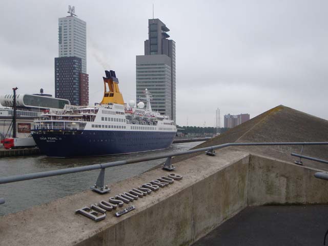 Cruiseschip ms Saga Pearl II aan de Cruise Terminal Rotterdam